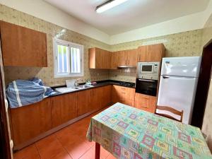 eine Küche mit Spüle und Kühlschrank in der Unterkunft Sea View Madeira Machico 2 Bedrooms Terrace Villa in Ribeira Seca