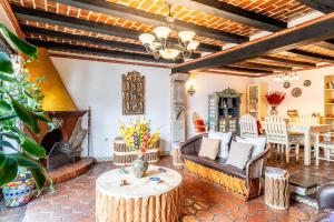 a living room with a couch and a table at Villa Coyoacán Colonial in Mexico City