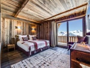 Ένα ή περισσότερα κρεβάτια σε δωμάτιο στο Chalet spacieux à Méribel pour 10 pers avec animaux et parking - FR-1-566-82