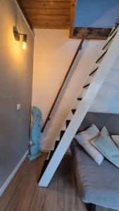 Cette chambre dispose d'un escalier et d'un canapé. dans l'établissement cottage near the beach in the center.****, à Noordwijk 23 autres photos