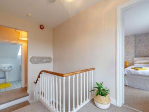 - une chambre pour enfants avec un lit bébé dans l'établissement 2 Bed in Kilnsea 83428, à Kilnsea