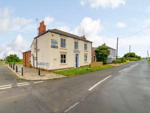 un bâtiment blanc au bord d'une rue dans l'établissement 2 Bed in Kilnsea 83428, à Kilnsea