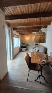 un salon avec une table et un canapé dans l'établissement cottage near the beach in the center.****, à Noordwijk