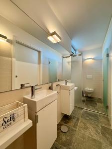 ein Badezimmer mit Waschbecken, Spiegel und Toilette in der Unterkunft Casas do Moinho, Alentejo Country House in Santa Margarida da Serra + 34 Fotos