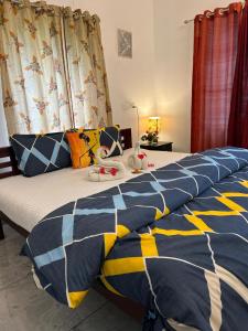 una cama con dos animales de peluche sentados encima en VILLA MANTRAA, en Varkala 69 fotos más