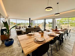 ein Esszimmer mit einem großen Holztisch und Stühlen in der Unterkunft Casas do Moinho, Alentejo Country House in Santa Margarida da Serra