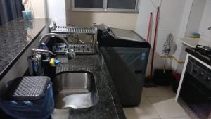 スザノにあるApe familiar aconcheganteのキッチン(シンク、食器洗い機付)