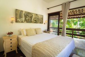 a bedroom with a white bed and a window at Casas Divino in Cayru