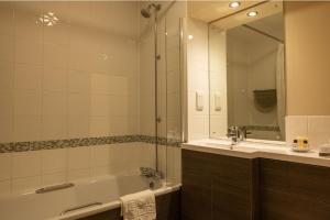 Un baño de Sturdy`s Castle - Historic Coaching Inn near Blenheim Palace, Oxfordshire 68 fotos más