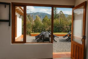 ビージャ・デ・レイバにあるCabaña familiar con 2 dormitorios y baños privadosのガラスのスライドドアからパティオの景色を望めます。