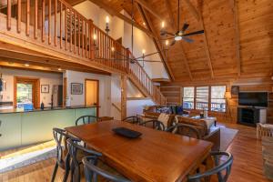 LaxonにあるHappy Trees Cabinのダイニングルーム、木製の天井のリビングルーム