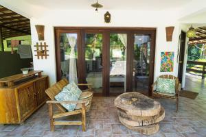 a living room with chairs and a table and a table at Casas Divino in Cayru