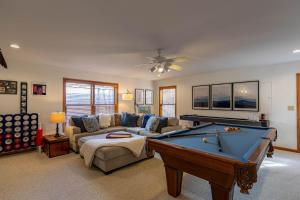 Χώρος καθιστικού στο The Raven