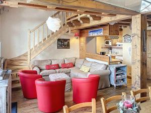 Posezení v ubytování Chalet Duplex au Cœur de la Station avec Balcon et Parking - FR-1-275-222