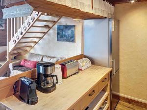 Kuchyň nebo kuchyňský kout v ubytování Chalet Duplex au Cœur de la Station avec Balcon et Parking - FR-1-275-222