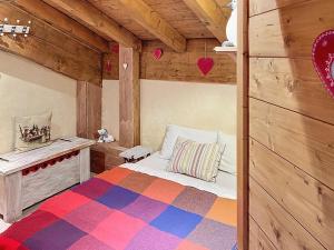 Postel nebo postele na pokoji v ubytování Chalet Duplex au Cœur de la Station avec Balcon et Parking - FR-1-275-222