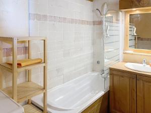 Koupelna v ubytování Chalet Duplex au Cœur de la Station avec Balcon et Parking - FR-1-275-222 + 9 fotografií