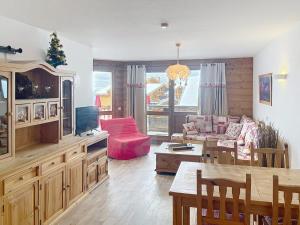 una sala de estar con un sofá y una mesa en Appartement lumineux au centre avec balcon, 4 pers - FR-1-275-146, en La Rosière