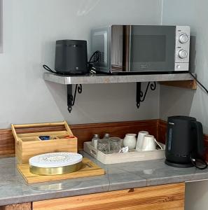 encimera de cocina con microondas en un estante en Madeley House Unit 3 near Oliver Tambo Airport, en Boksburg