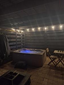 Φωτογραφία από το άλμπουμ του Appartement avec terrasse et jacuzzi privatifs σε Mellet