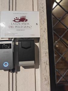 een bord op een muur met een mobiele telefoon bij La Locanda del Pellegrino, Velletri apartment in Velletri