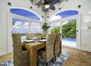 Caret Bay EstateにあるPrivate Villa with Pool and Incredible Sea Viewsのテーブルと椅子のあるダイニングルーム