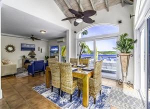 Caret Bay EstateにあるPrivate Villa with Pool and Incredible Sea Viewsのテーブルと椅子のあるダイニングルーム