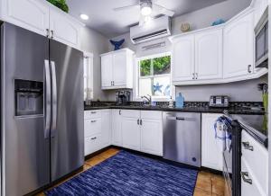 Caret Bay EstateにあるPrivate Villa with Pool and Incredible Sea Viewsの白いキャビネットとステンレス製の冷蔵庫を備えたキッチン +10枚の写真