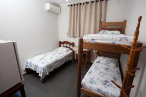 une chambre avec deux lits superposés et une table dans l'établissement Hotel Portela I -Barretos, à Barretos