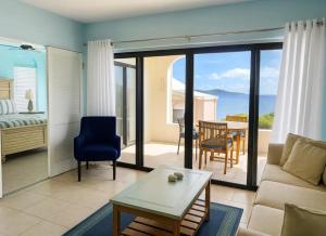 Posezení v ubytování Island Breeze Getaway with Ocean Views