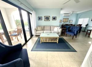 Posezení v ubytování Island Breeze Getaway with Ocean Views