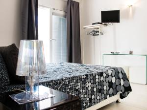 a living room with a table with a black and white table cloth at B&B Do'mmilio in Crotone