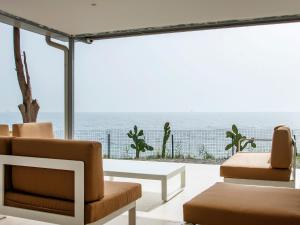 sala de estar con vistas al océano en B&B Do'mmilio en Crotone