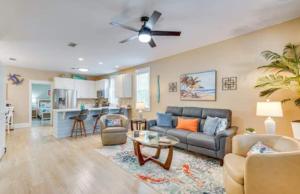 Χώρος καθιστικού στο The Funky Oyster Pool Port St Joe