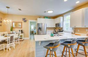 Η κουζίνα ή μικρή κουζίνα στο The Funky Oyster Pool Port St Joe +17 φωτογραφίες