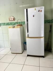 two refrigerators and a refrigerator in a kitchen at Ótima casa próxima a praia e o centro in Ilhabela