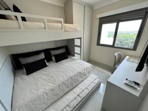 Voodi või voodid majutusasutuse Home 48 I Apto pé na areia e com Piscina Aquecida em Bertioga toas +61 fotot