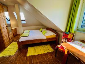 une petite pièce avec un lit et une fenêtre dans l'établissement Pension am Campus Velden, à Velden am Wörther See