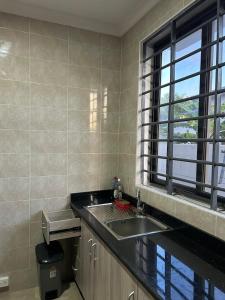 Kuchyň nebo kuchyňský kout v ubytování 2 Bedroom Retreat at Tema Community 22