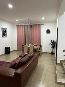 Posezení v ubytování 2 Bedroom Retreat at Tema Community 22