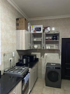 Kuchyň nebo kuchyňský kout v ubytování 2 Bedroom Retreat at Tema Community 22