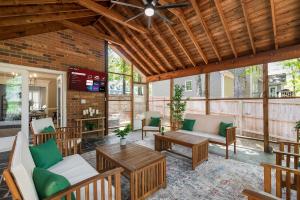 Khu vực ghế ngồi tại HotTub, FirePit, Basketball, 15 Min To Sedgefield