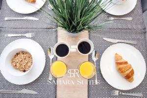 ein Tisch mit Tellern mit Essen und Gläsern in der Unterkunft 3BR Retreat Near Tredegar & Newport Hub in Rogerstone