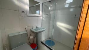 ニテロイにあるCaminho de Itacoatiaraのシャワー、トイレ、洗面台を備えたバスルーム