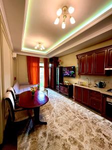 eine Küche mit einem Tisch in der Mitte eines Zimmers in der Unterkunft Tashkent city Boulevard resident 04 in Taschkent + 37 Fotos