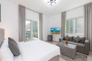 Μια τηλεόραση ή/και κέντρο ψυχαγωγίας στο Comfort Ensuite with Balcony