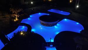 uma vista aérea de uma piscina à noite em Hotel Casa Grande Gravatá em Gravatá mais 88 fotografias