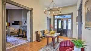 Posezení v ubytování Historic Charm Chattanooga Home