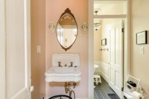 Koupelna v ubytování Historic Charm Chattanooga Home + 64 fotografií
