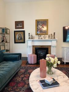 Posezení v ubytování Historic Charm Chattanooga Home